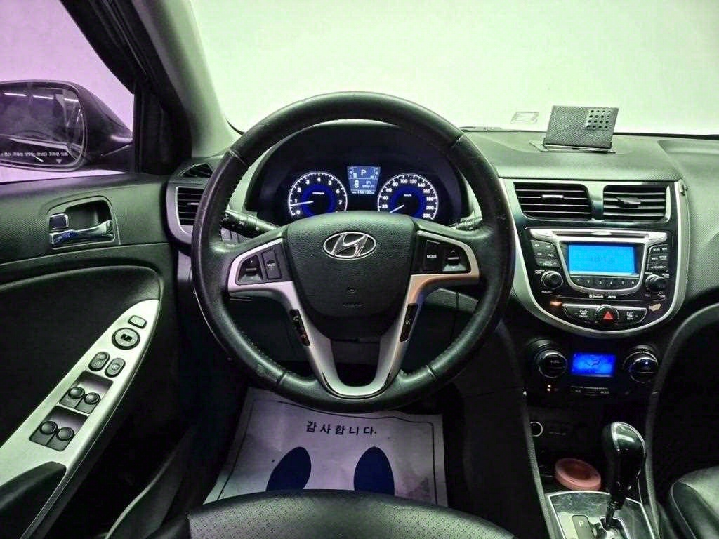 HYUNDAI Accent - Vista 9