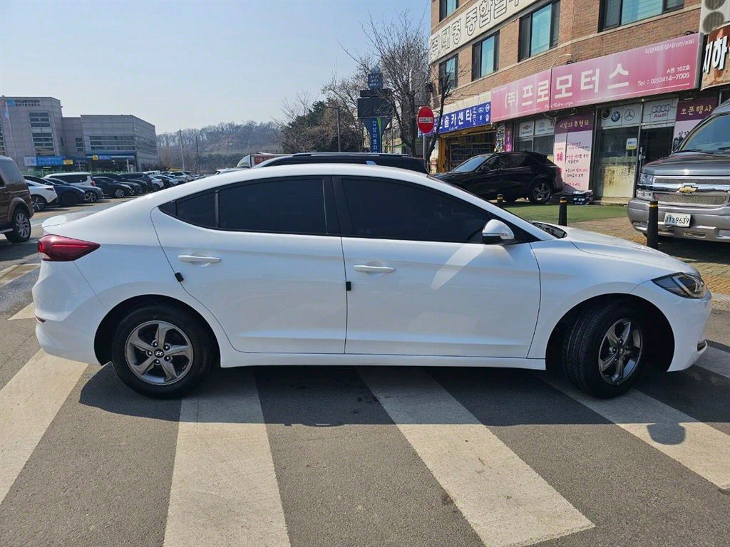 HYUNDAI Avante - Vista 7