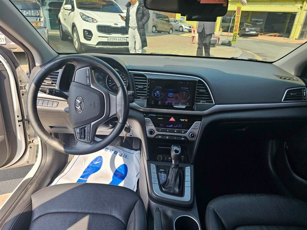 HYUNDAI Avante - Vista 12