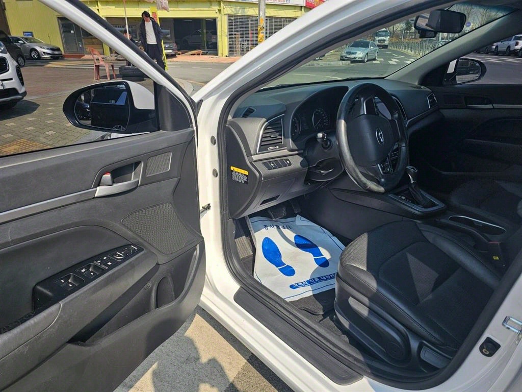 HYUNDAI Avante - Vista 9