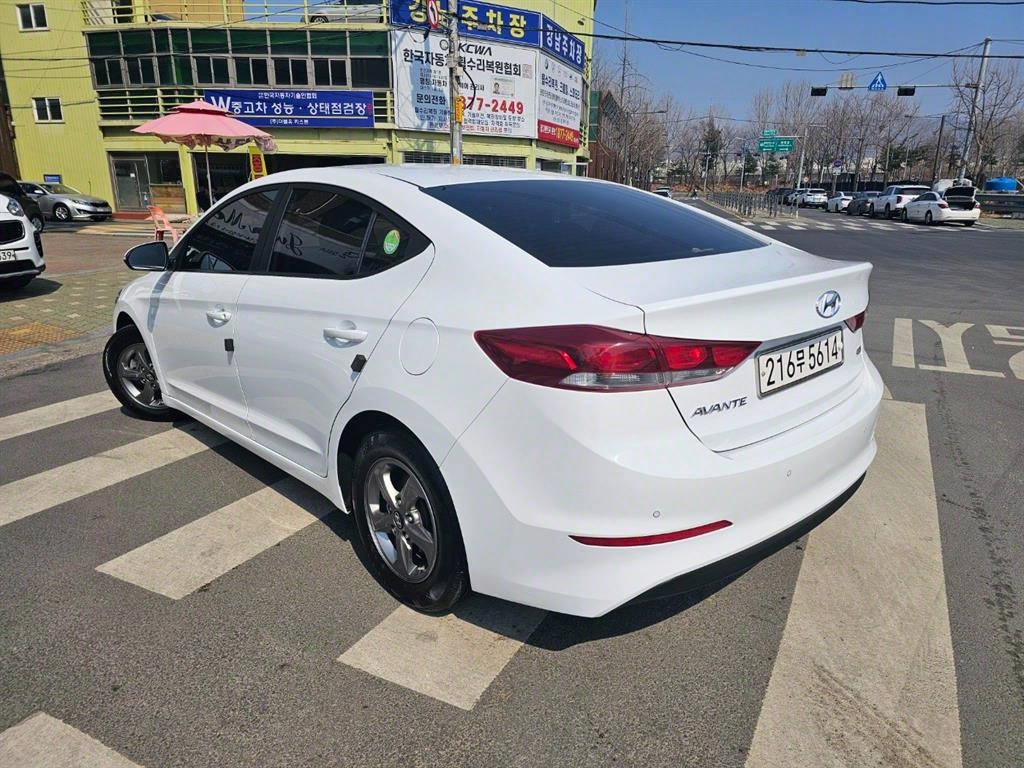 HYUNDAI Avante - Vista 4