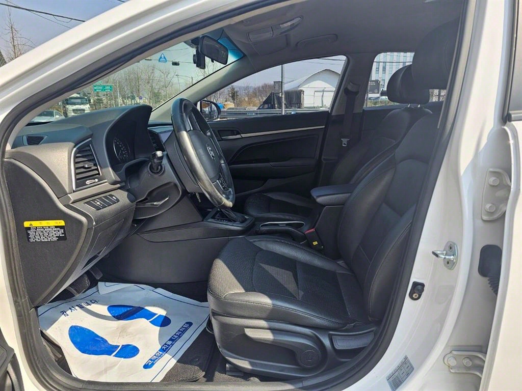 HYUNDAI Avante - Vista 10