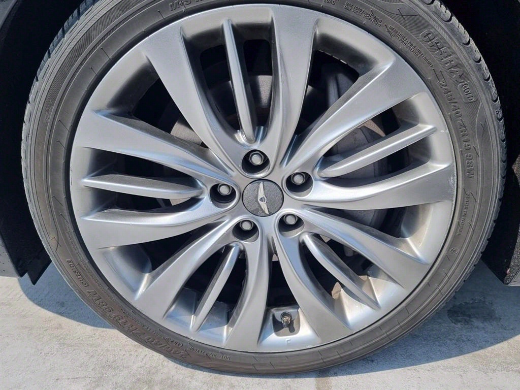 HYUNDAI Genesis - Vista 5