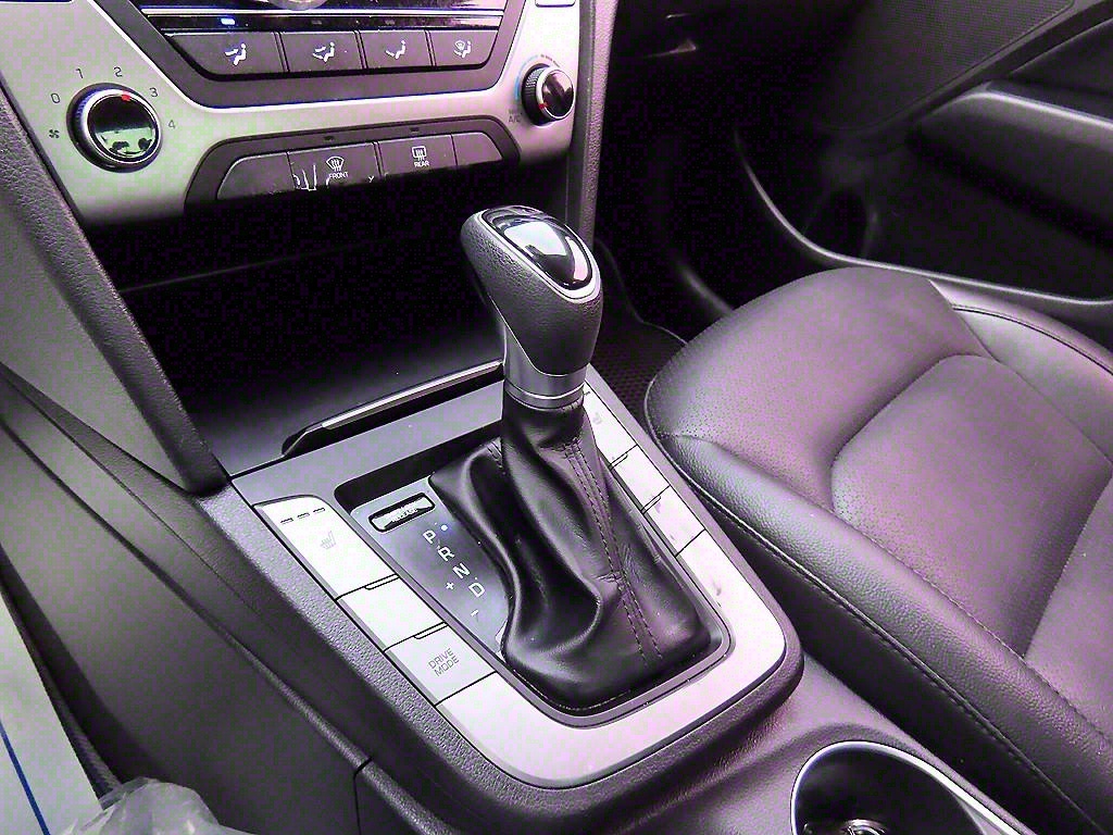 HYUNDAI Avante - Vista 10