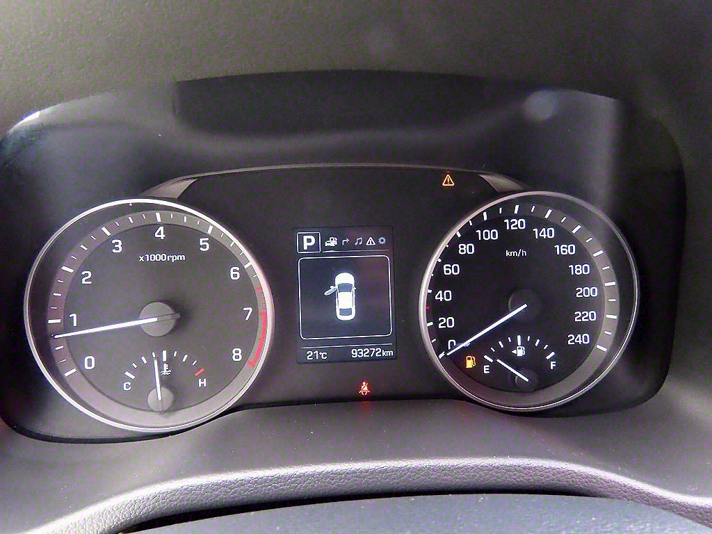 HYUNDAI Avante - Vista 9