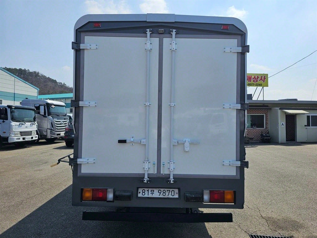 medium and large cargo truck - Vista 6