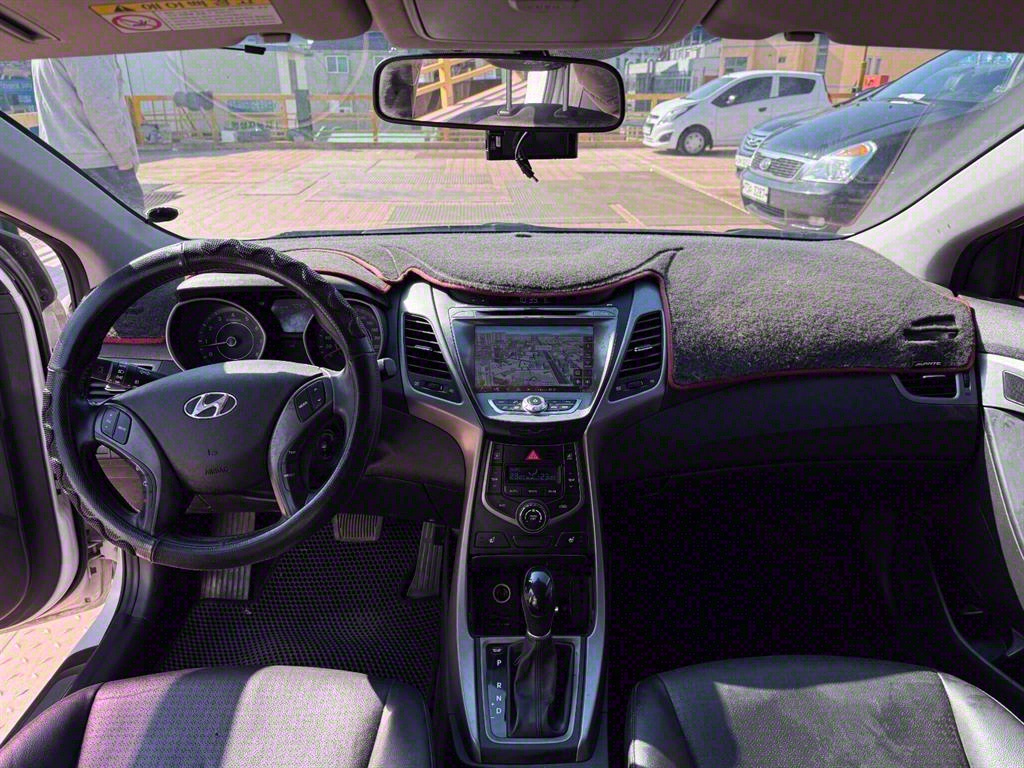 HYUNDAI Avante - Vista 5