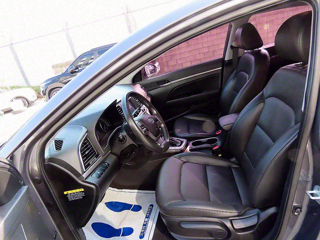 HYUNDAI Avante - Vista 5