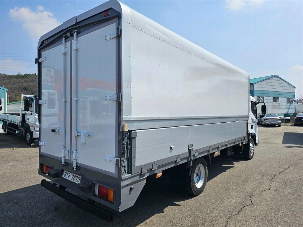 medium and large cargo truck - Vista 5