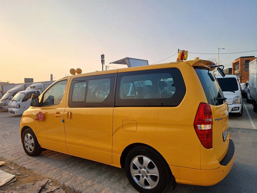 HYUNDAI Starex - Vista 4