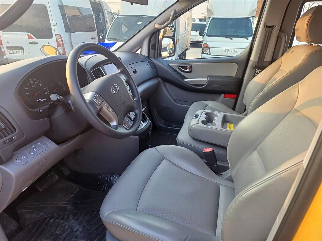 HYUNDAI Starex - Vista 6