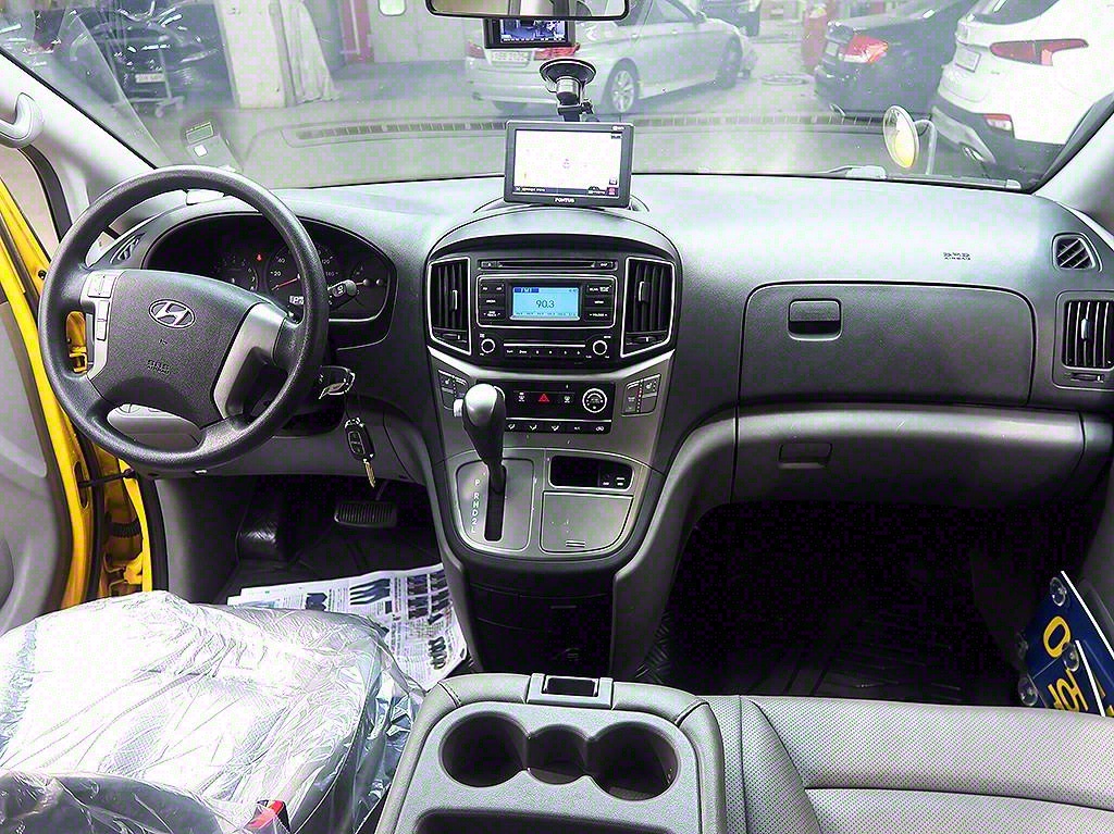 HYUNDAI Starex - Vista 9