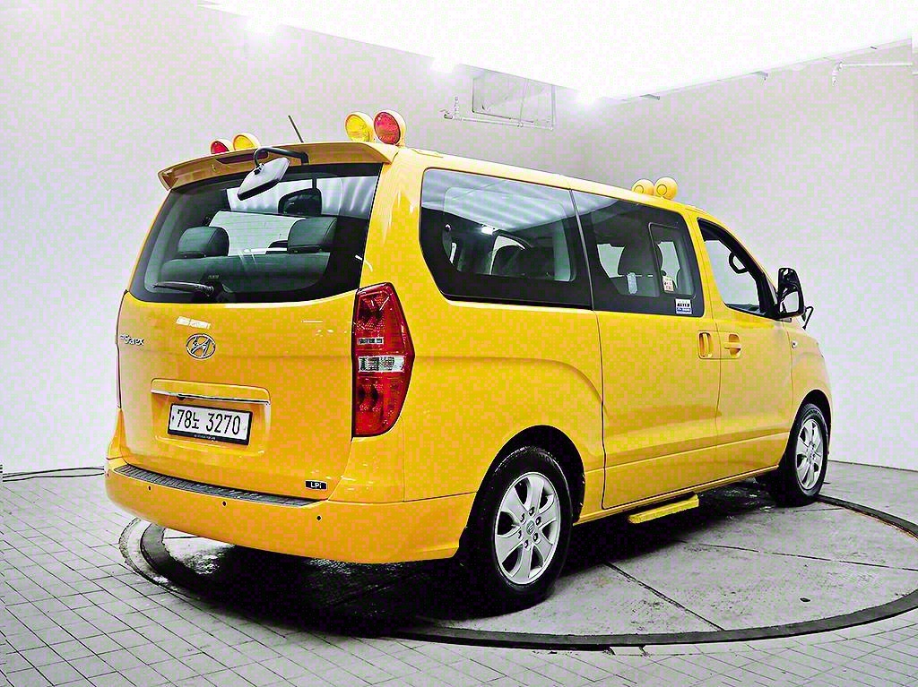 HYUNDAI Starex - Vista 7