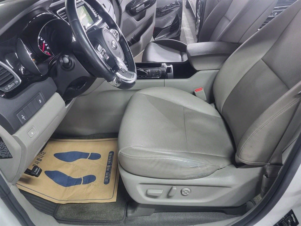 KIA Carnival - Vista 7