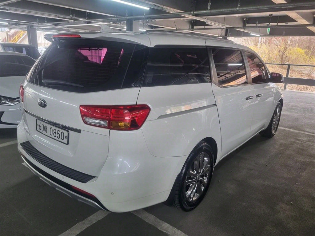 KIA Carnival - Vista 5