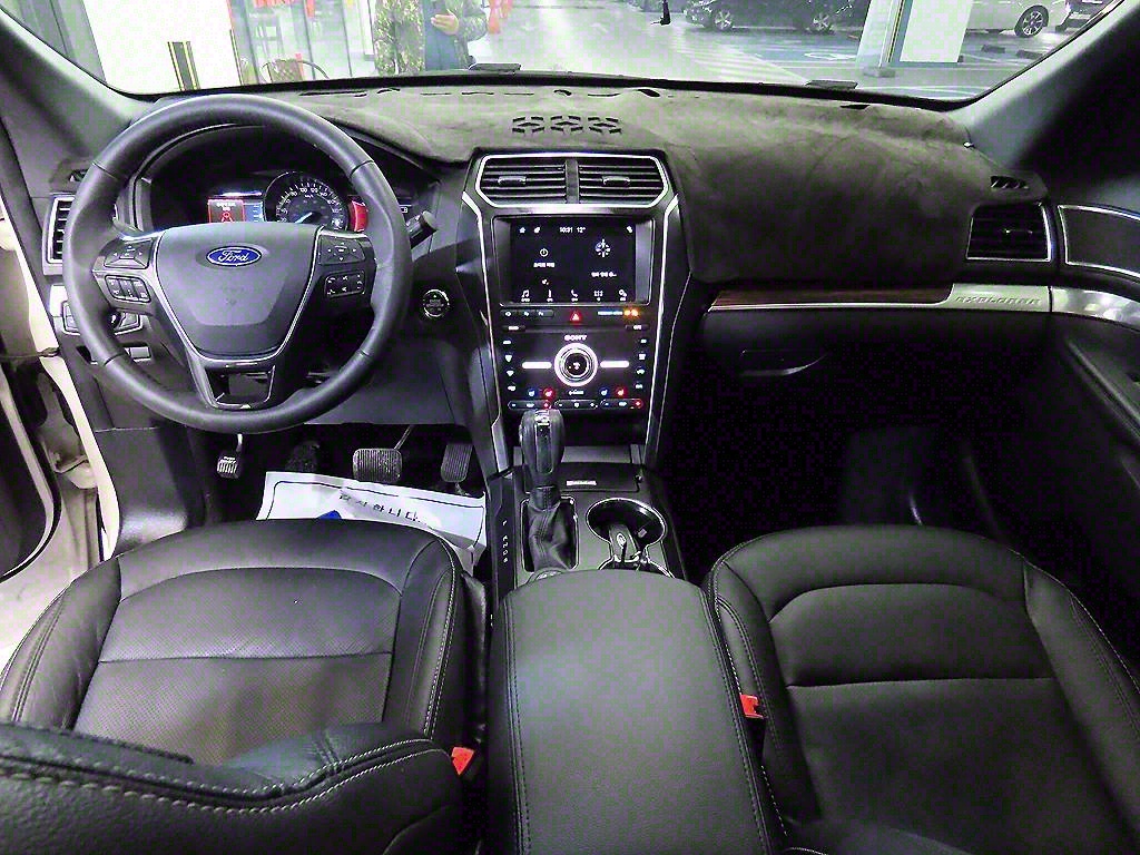 Ford Explorer - Vista 10