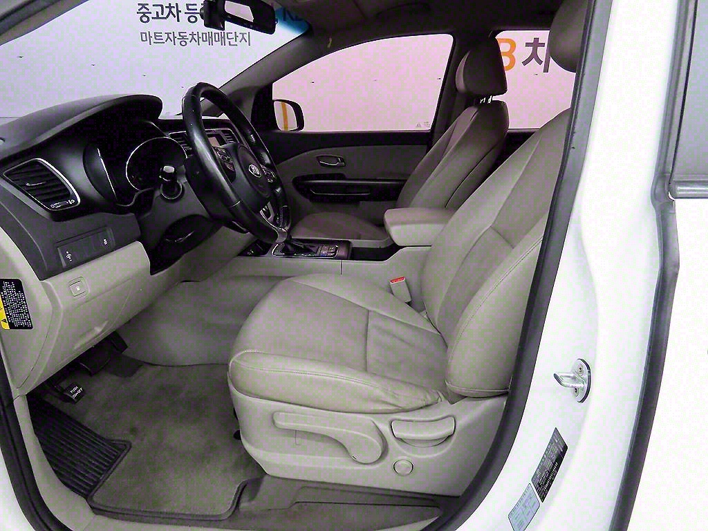 KIA Carnival - Vista 5