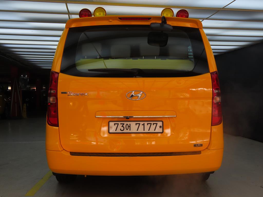 HYUNDAI Starex - Vista 4