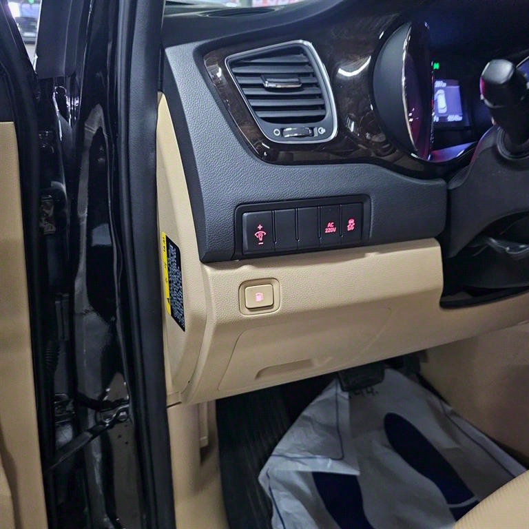 KIA Carnival - Vista 11
