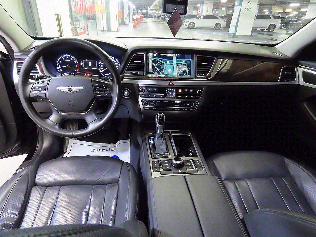HYUNDAI Genesis - Vista 10