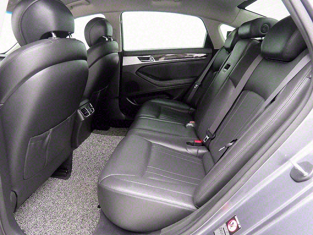 HYUNDAI Genesis - Vista 6