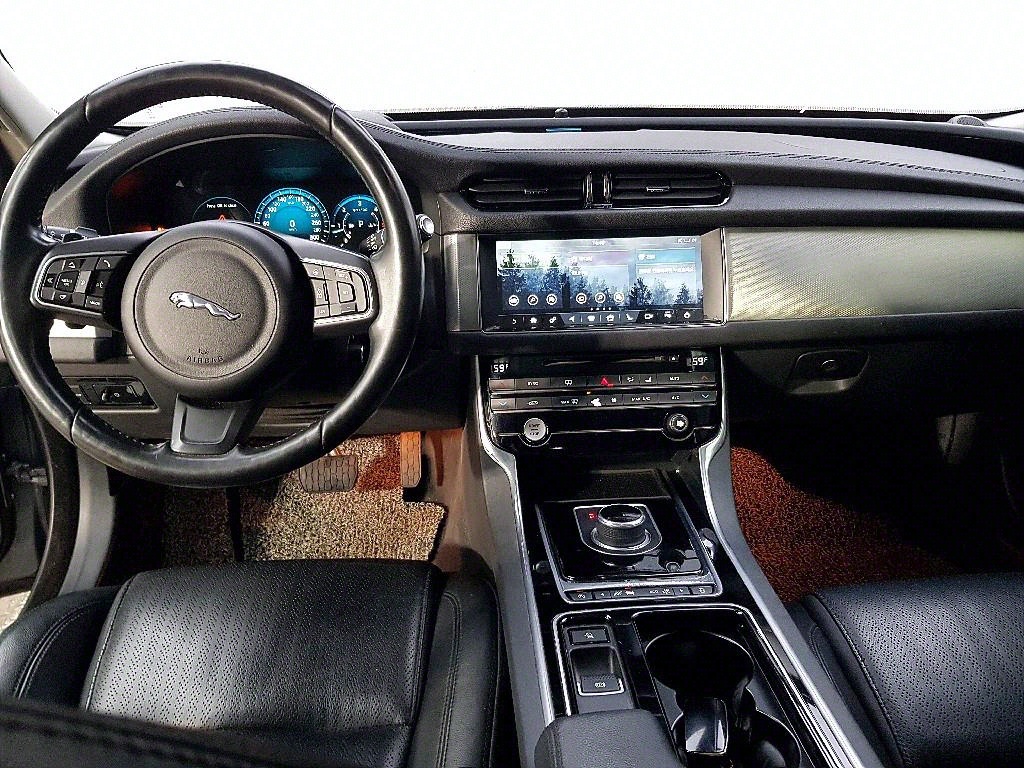 Jaguar XF - Vista 5
