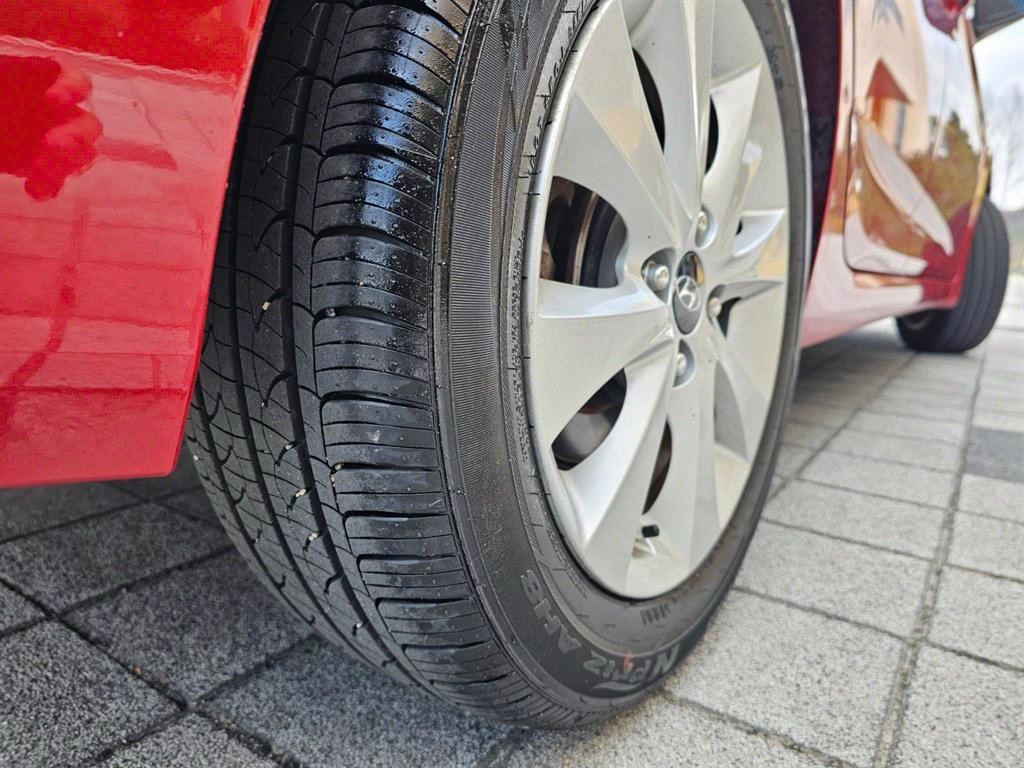 HYUNDAI Accent - Vista 10