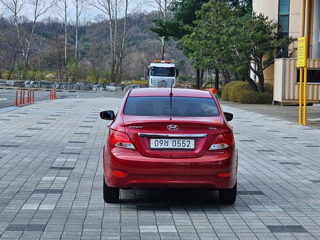 HYUNDAI Accent - Vista 4