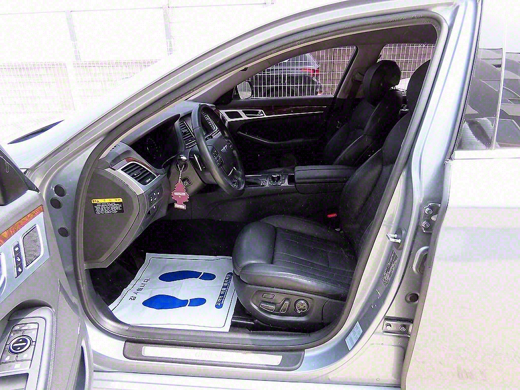 HYUNDAI Genesis - Vista 5