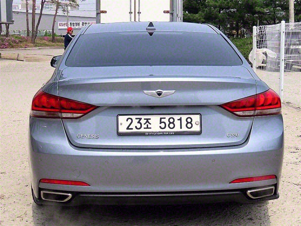 HYUNDAI Genesis - Vista 4