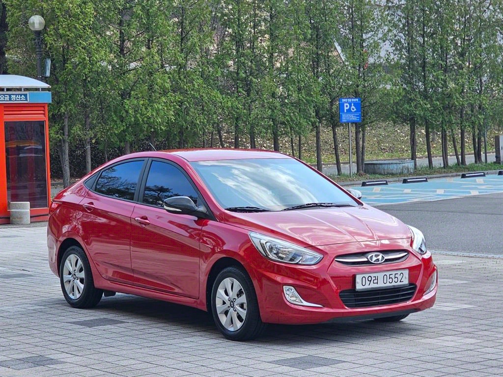 HYUNDAI Accent - Vista 6