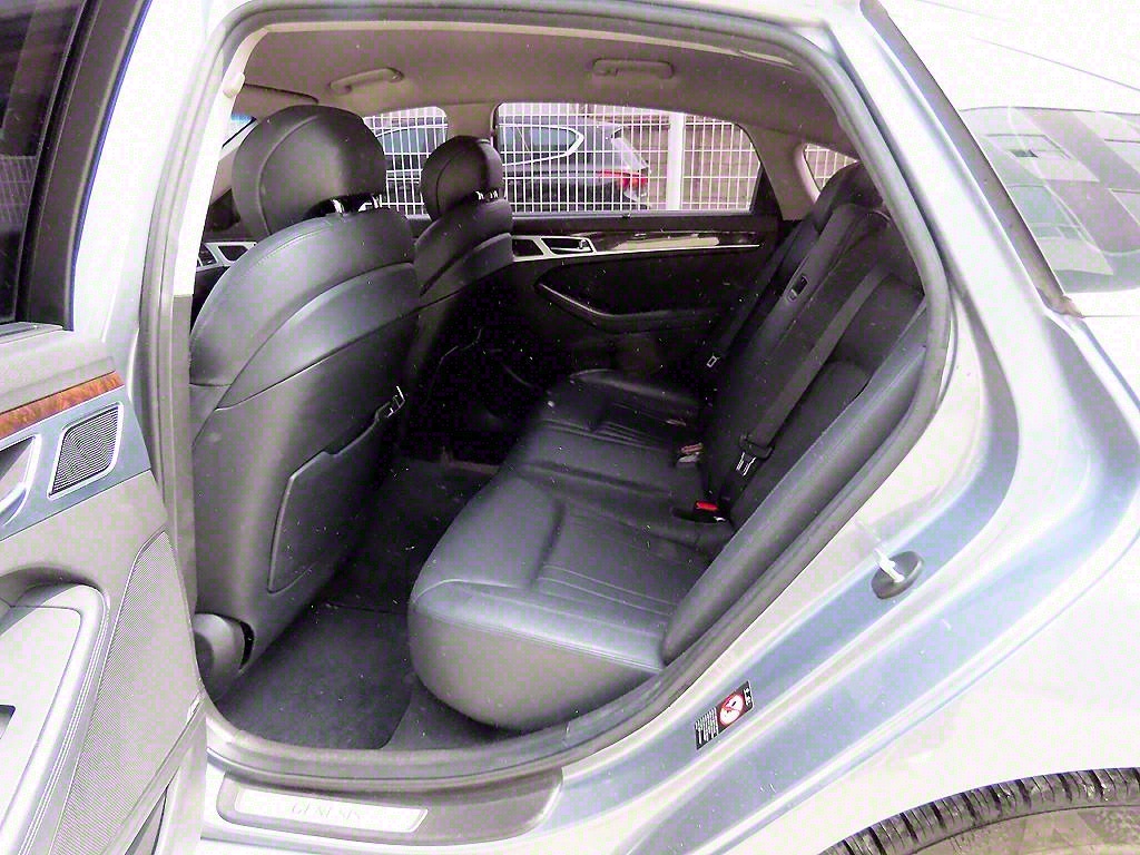 HYUNDAI Genesis - Vista 6