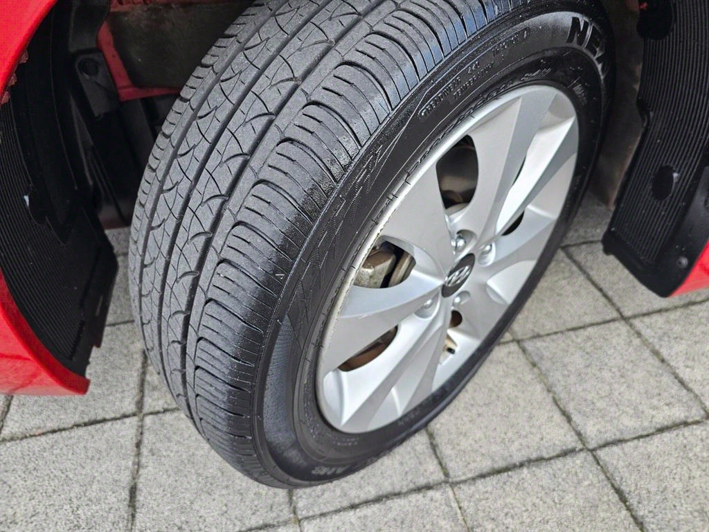 HYUNDAI Accent - Vista 9