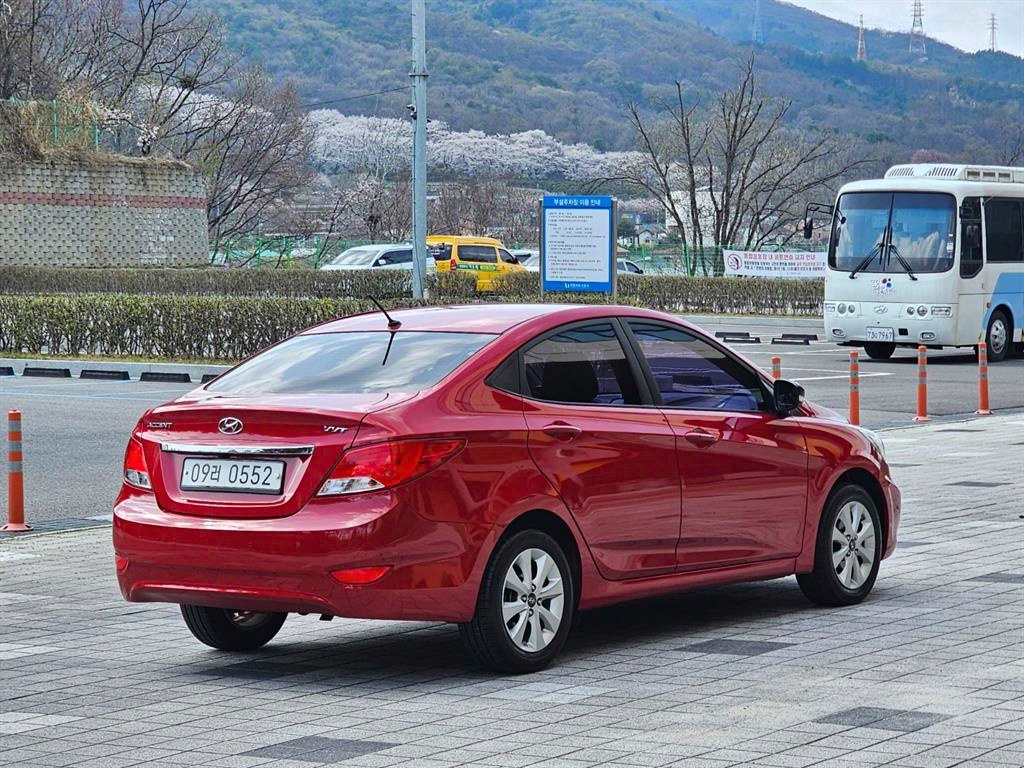 HYUNDAI Accent - Vista 5