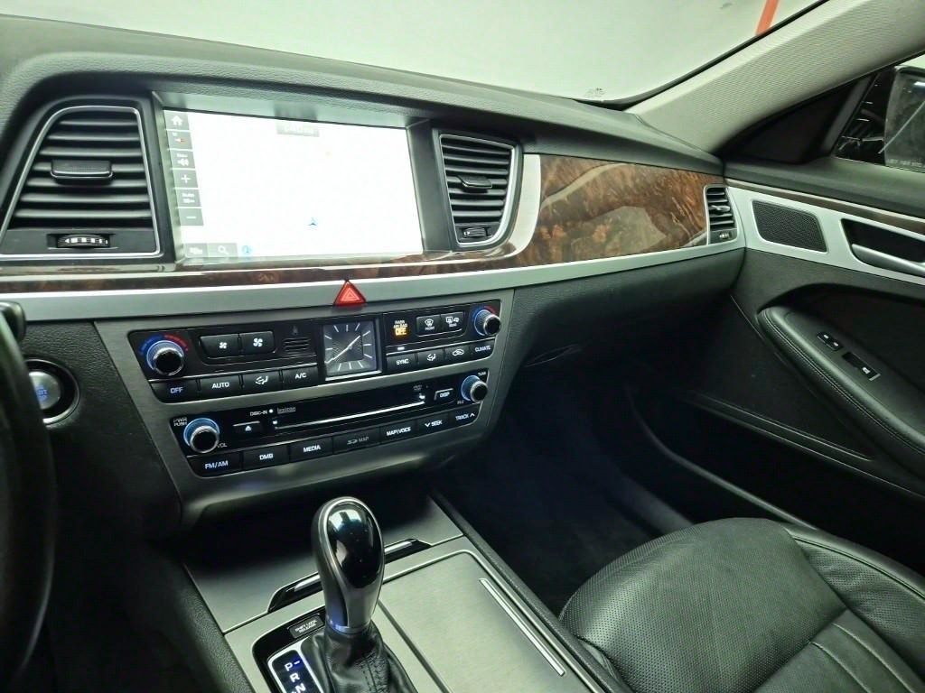 HYUNDAI Genesis - Vista 11