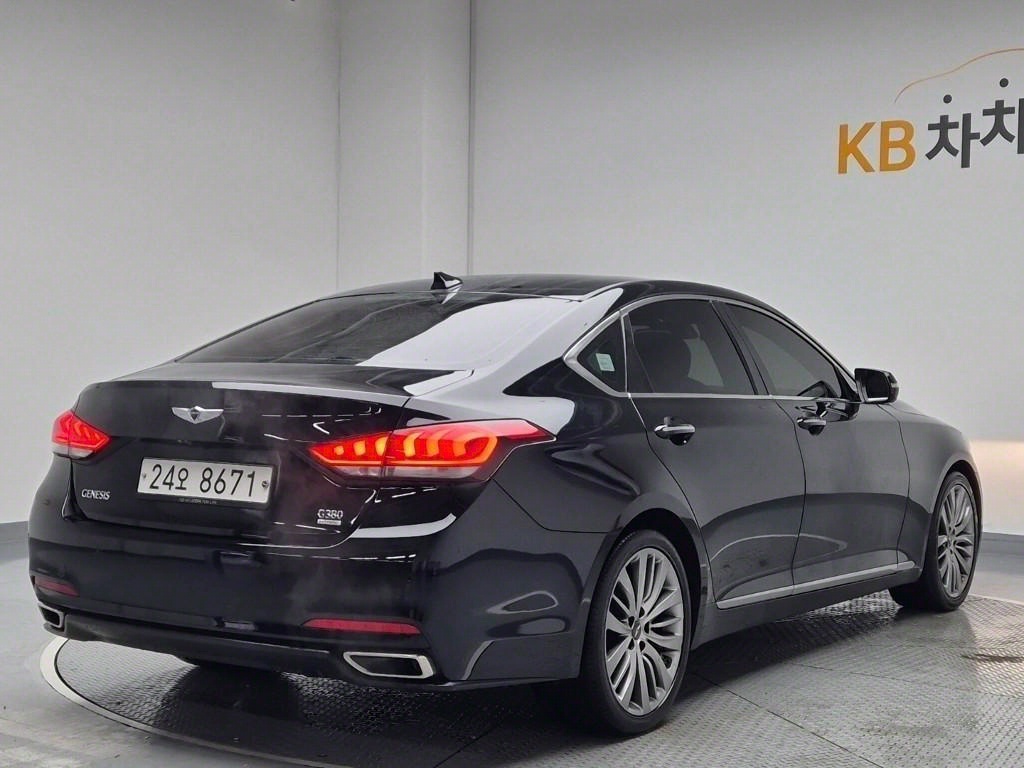 HYUNDAI Genesis - Vista 4