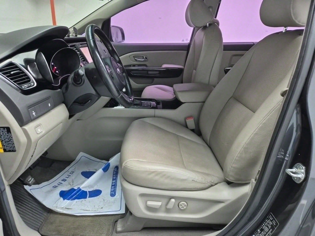 KIA Carnival - Vista 11