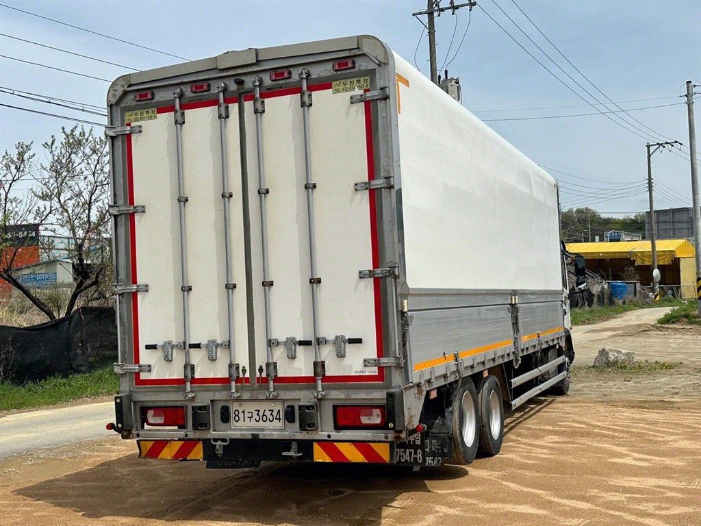 medium and large cargo truck - Vista 6
