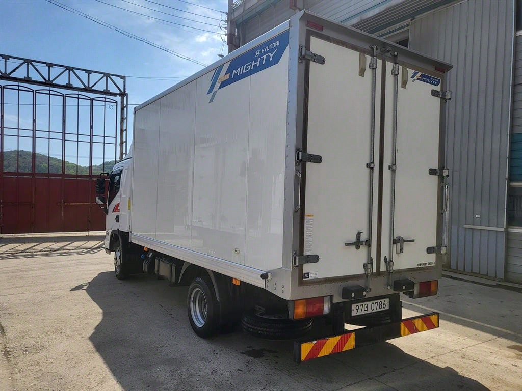 medium and large cargo truck - Vista 6