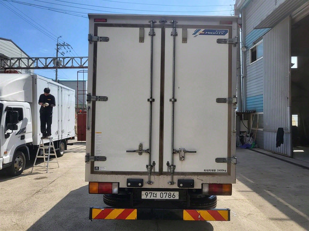 medium and large cargo truck - Vista 5