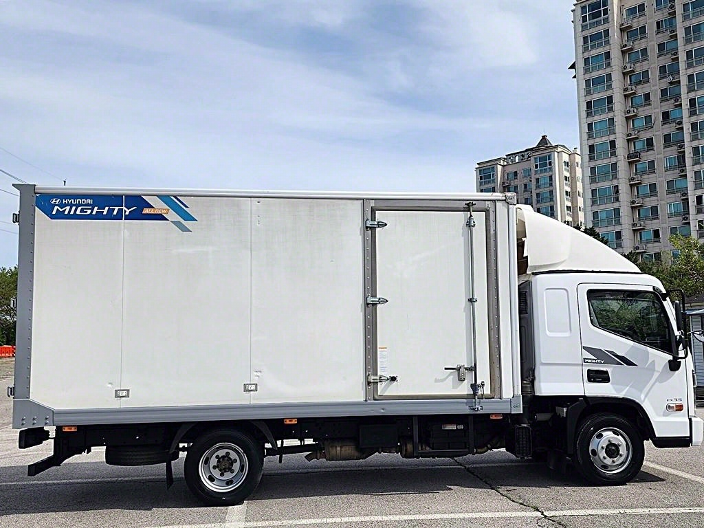 medium and large cargo truck - Vista 7