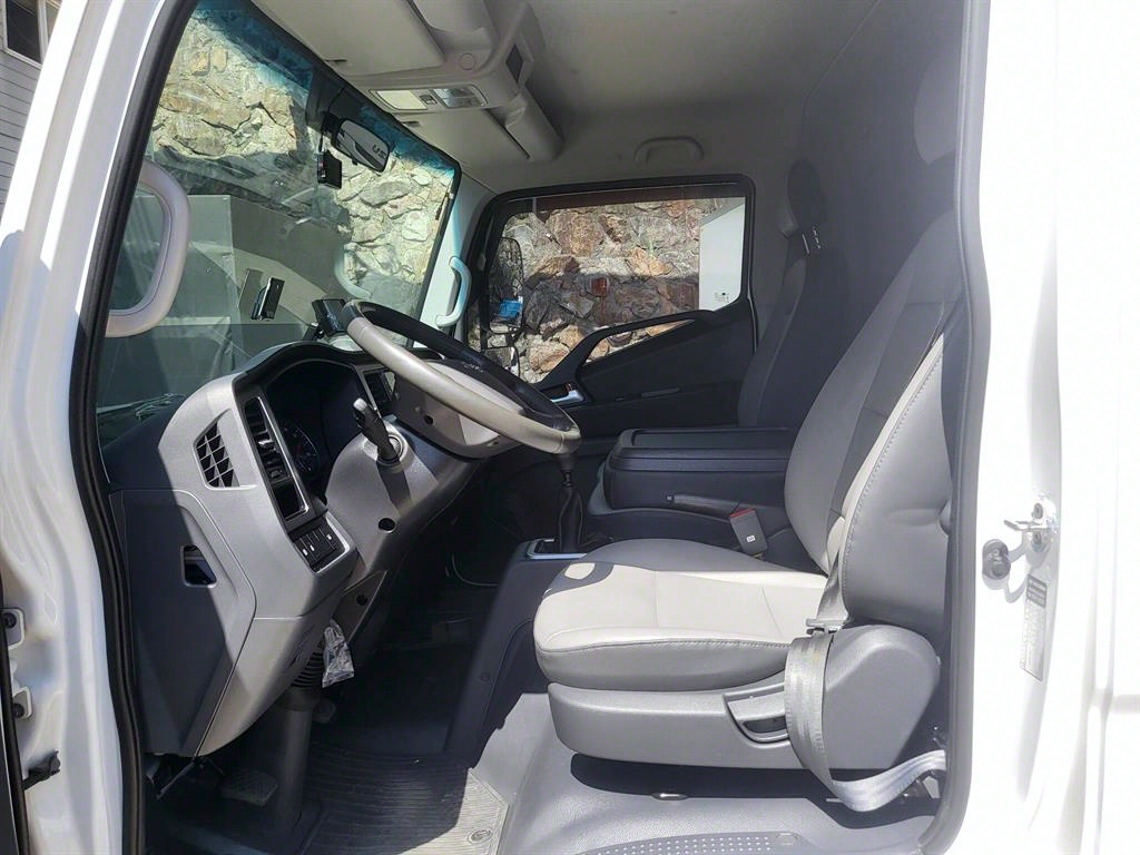 medium and large cargo truck - Vista 9