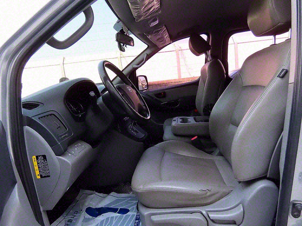 HYUNDAI Starex - Vista 5