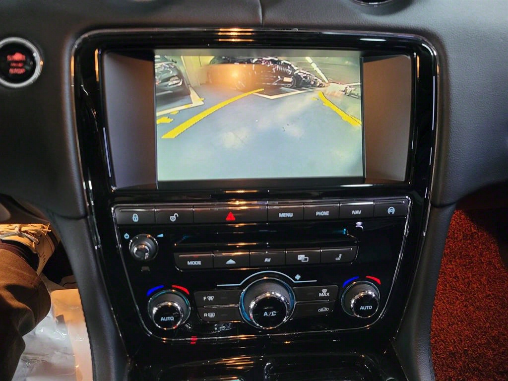 Jaguar XJ - Vista 12