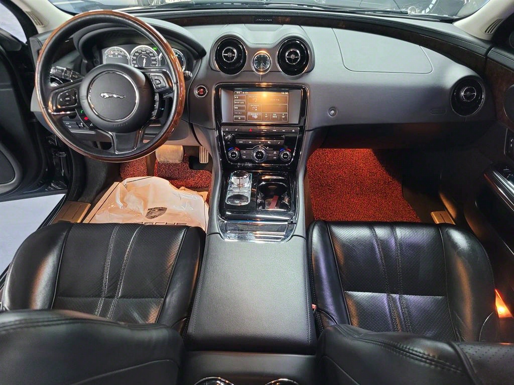 Jaguar XJ - Vista 6