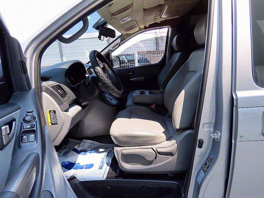 HYUNDAI Starex - Vista 6