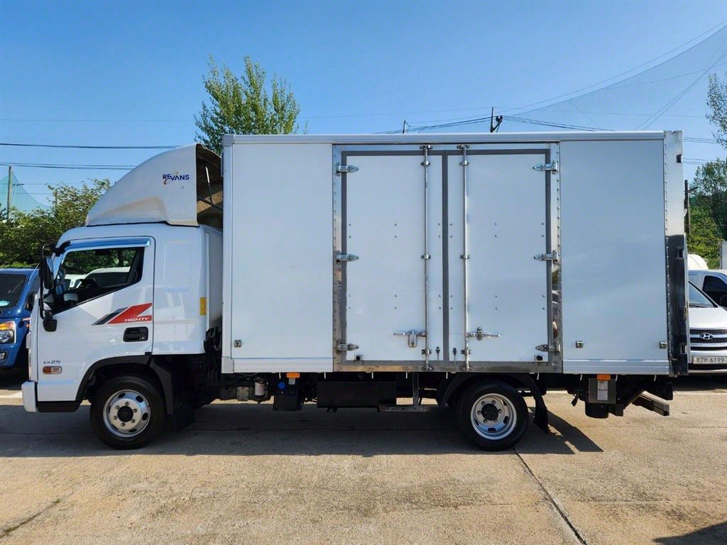 medium and large cargo truck - Vista 7