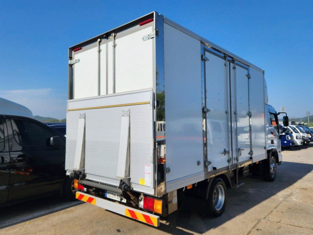 medium and large cargo truck - Vista 6