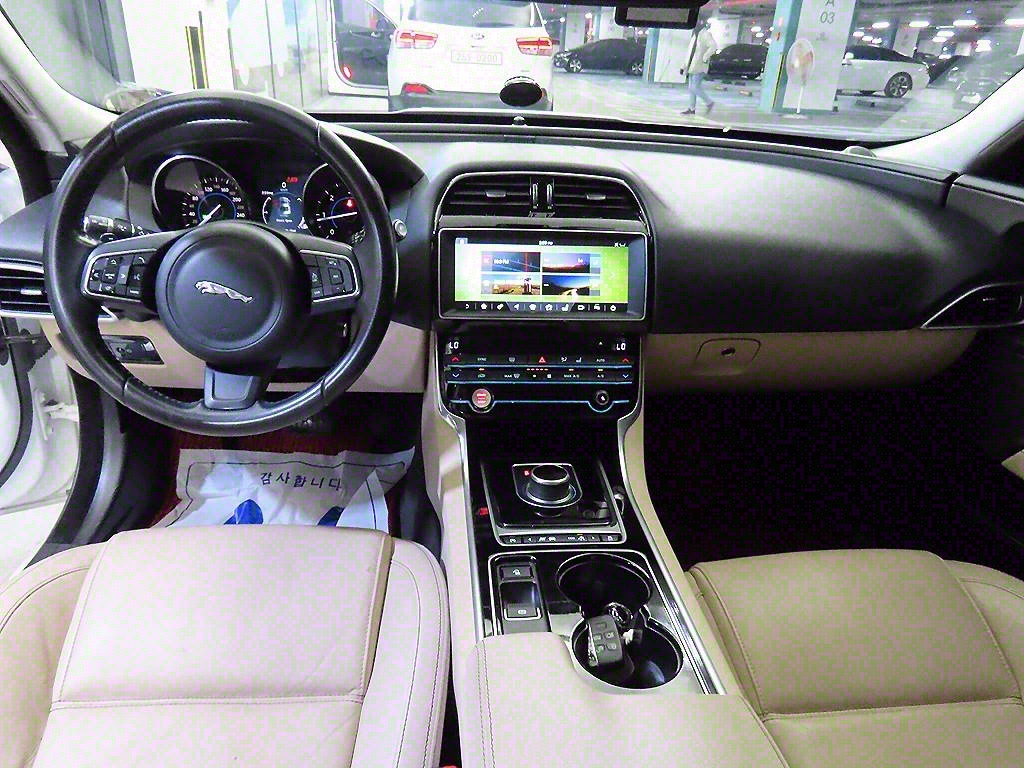 Jaguar XE - Vista 10