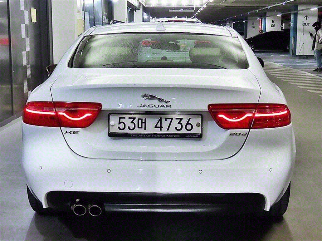Jaguar XE - Vista 4